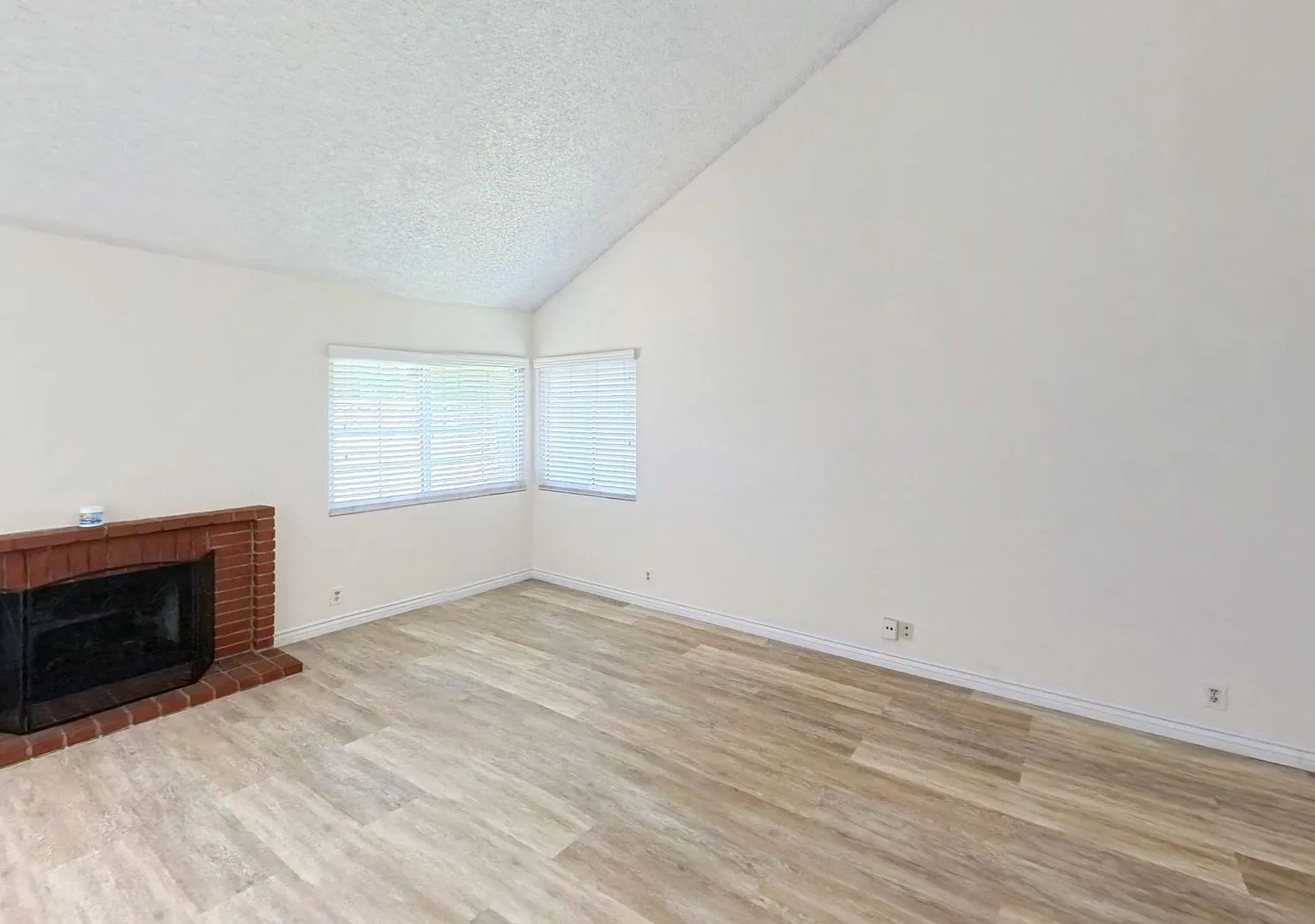 $500 off of the First Month's Rent: Move-in by September 1st! Prime Location and Spacious Home at... — Photo 4