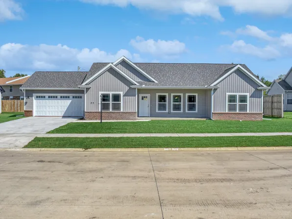 212 Red Bud Dr, Mahomet, IL 61853