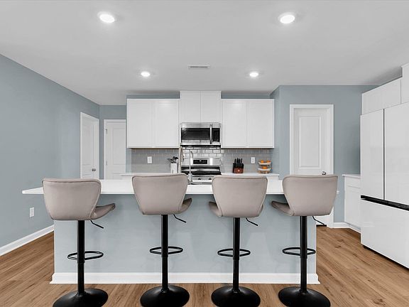 4th image of 206 Wintersweet Way
