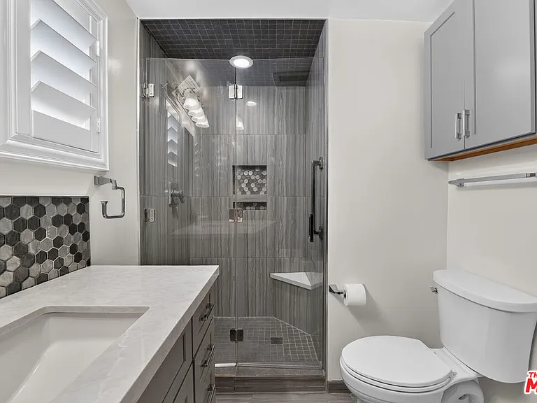 1301 N Flores St #4 — Photo 27
