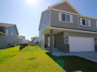 915 Eaglewood Ave W, West Fargo, ND 58078