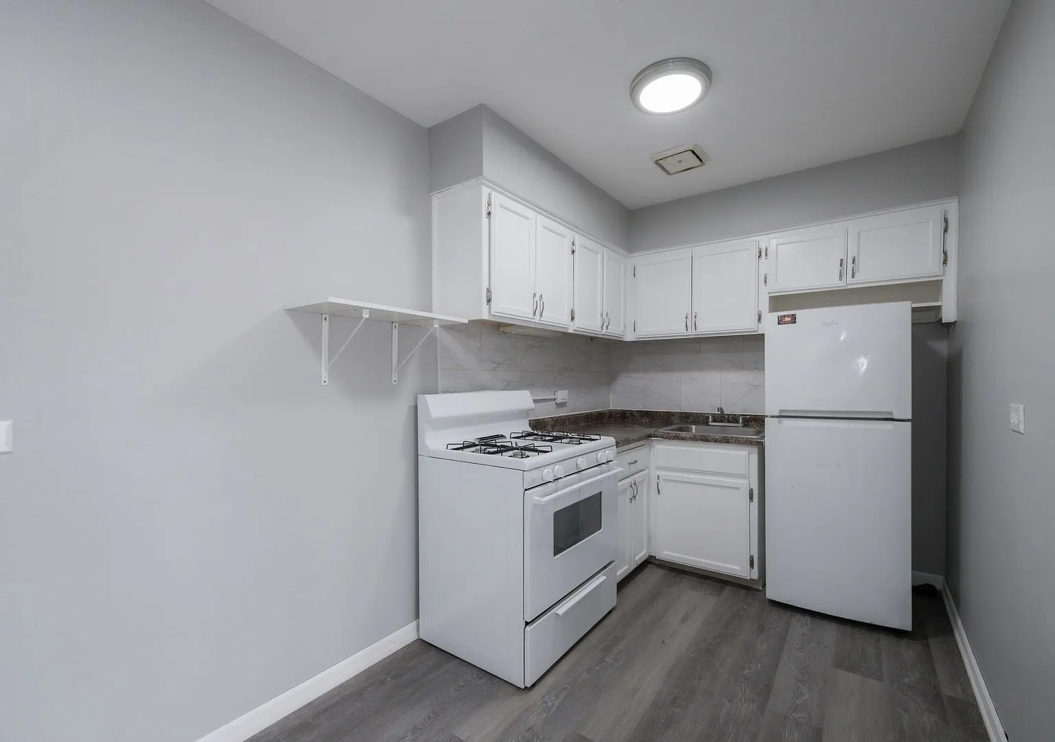 One Bedroom Apartment Available — Photo 4