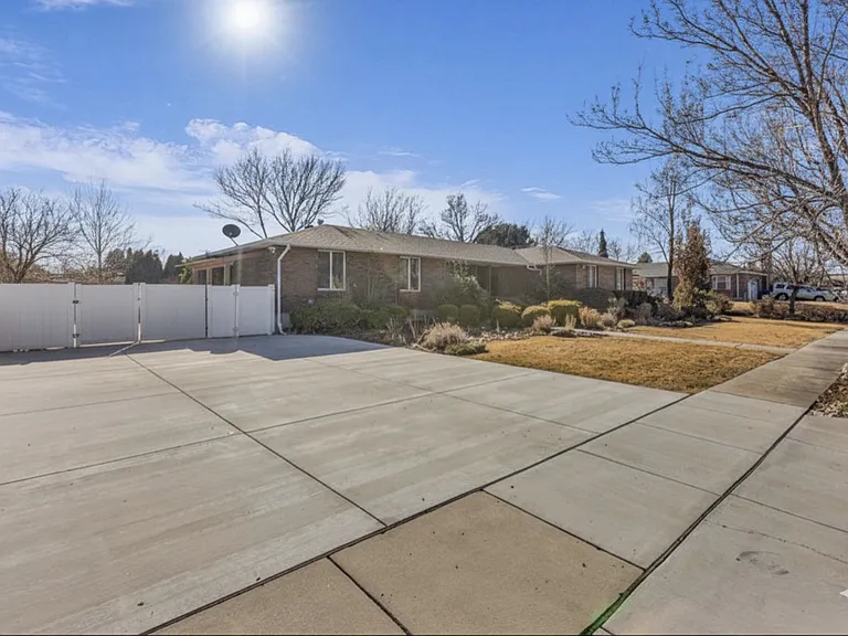 2321 W Harvest Ln — Photo 3