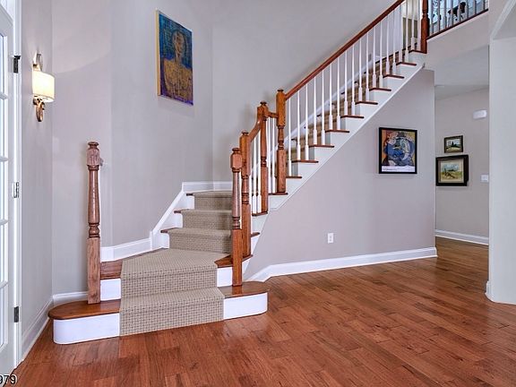 5th image of 14 Bedford Dr