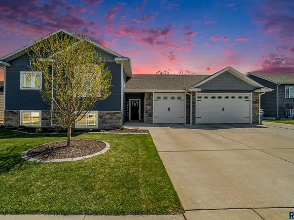 1170 N West Ave, Madison, SD 57042