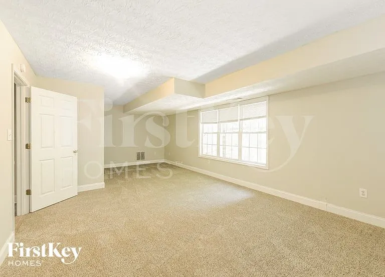 194 Rochester Ct — Photo 7