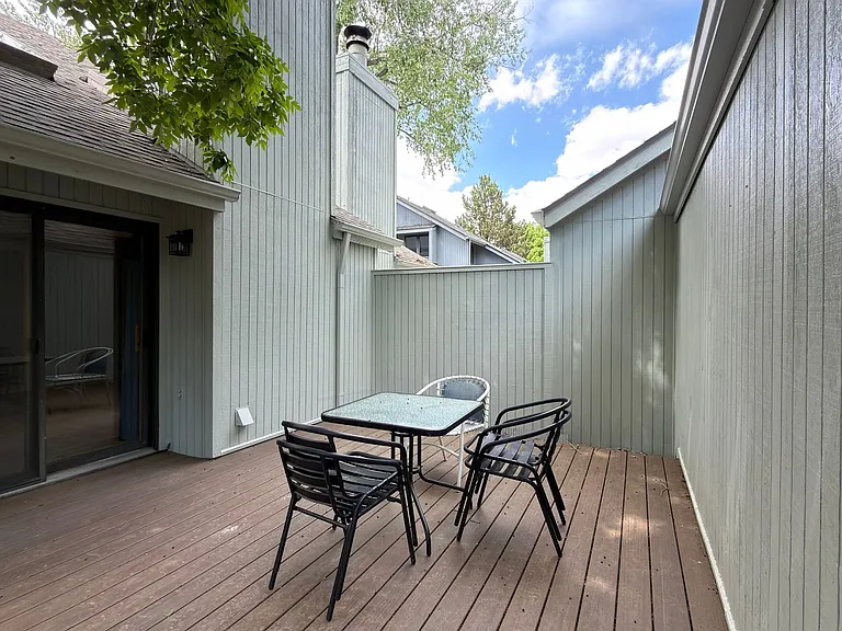 1037 Driftwood Dr — Photo 2