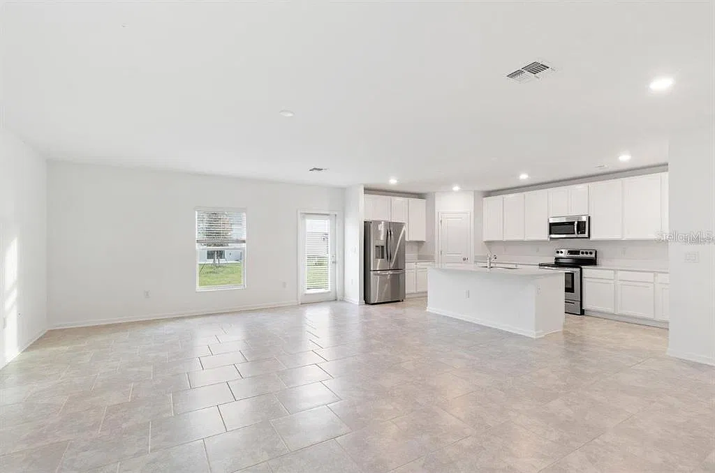 5 bed, 2.5 bath, 2370 sqft, $2,650 — Photo 3