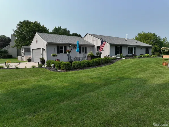 11503 Balfour Dr, Fenton, MI 48430