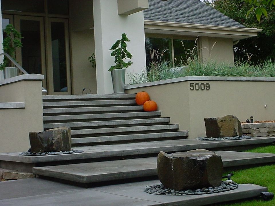 Front Steps w Water Feature