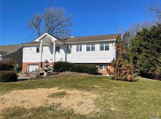 511 Bay 5th St, West Islip, NY 11795