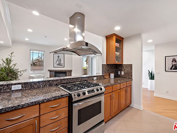 3rd image of 1426 N Laurel Ave APT 408