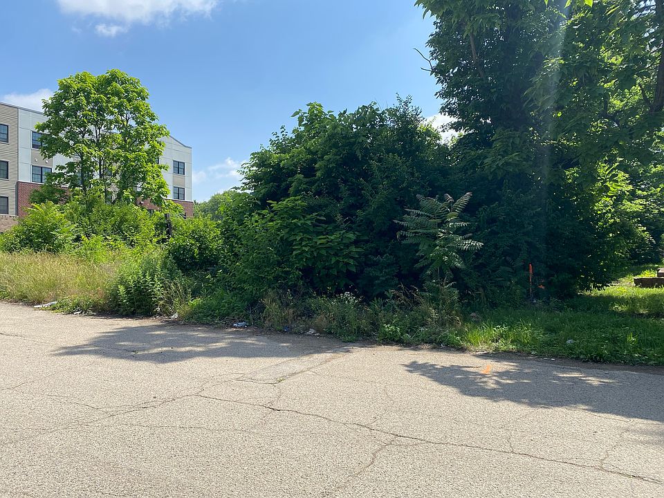 2nd image of 2071 Yandes St