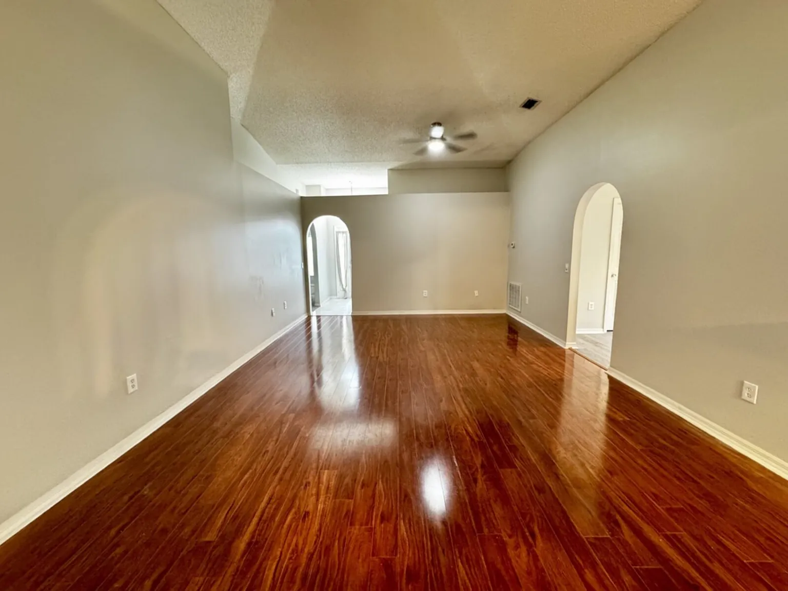 3 bed, 2.0 bath, 1889 sqft, $1,995 — Photo 2