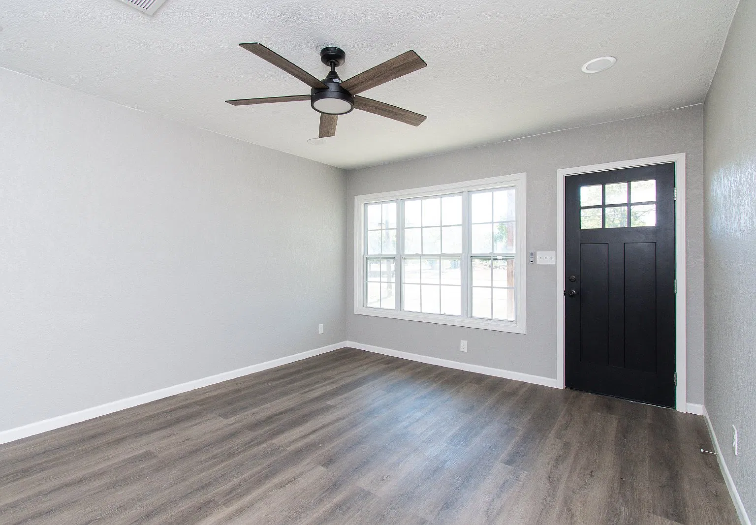 3 bed, 2.0 bath, 1477 sqft, $1,450 — Photo 2