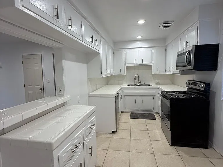 13952 Moorpark Ave — Photo 8