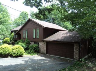 587 Hilltop Rd, Blakely, PA 18452