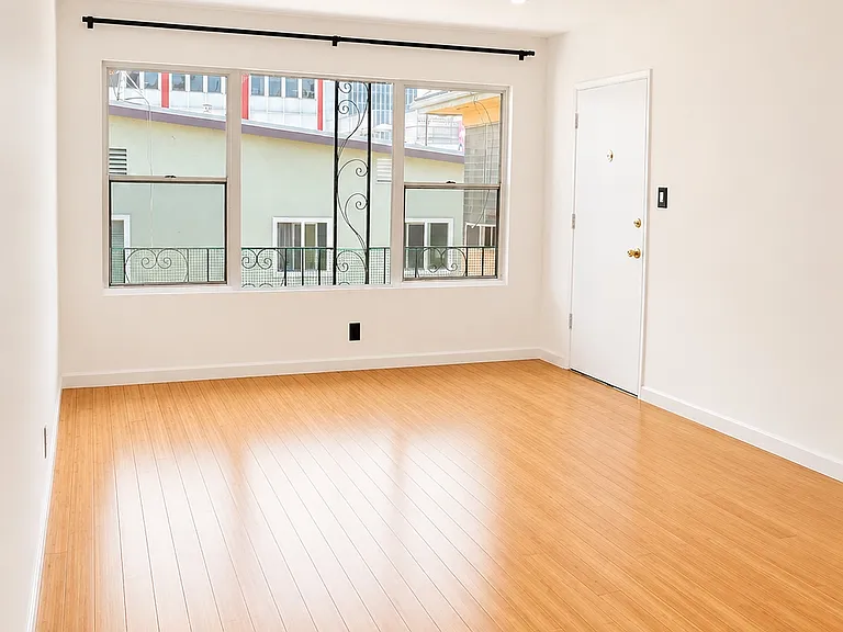 528 S Harvard Blvd #11 — Photo 3