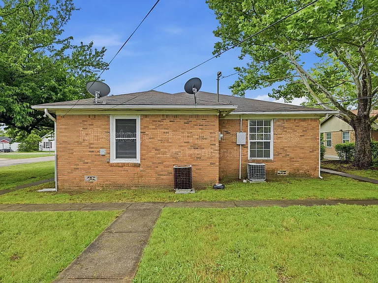 1701 W Elm St — Photo 17