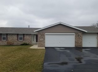 884 Quill Dr, Roscoe, IL 61073