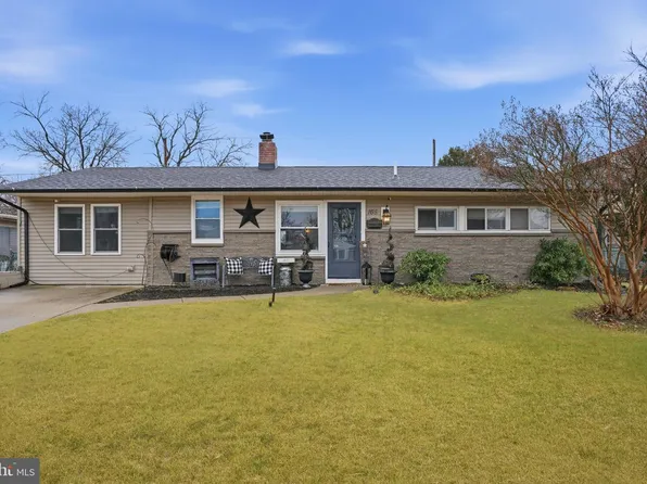 165 Crabtree Dr, Levittown, PA 19055