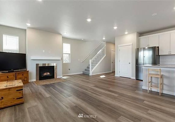 5th image of 838 Burlwood St NE
