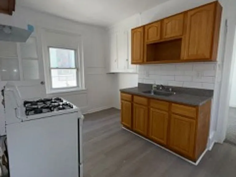 321 E Price St — Photo 6