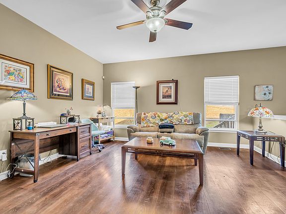 5th image of 602 Whirlaway Dr