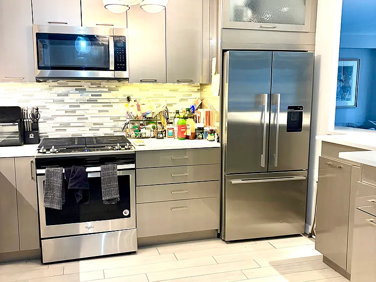 129 E Bellevue Pl #301 — Photo 7