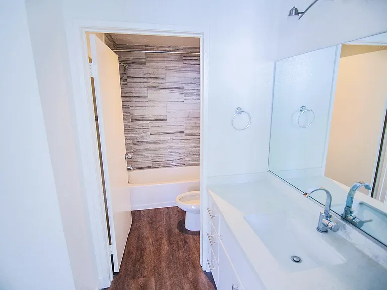 Marathon Apartments — Photo 16