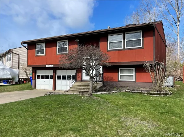 1582 Sundance Trl, Lake View, NY 14085