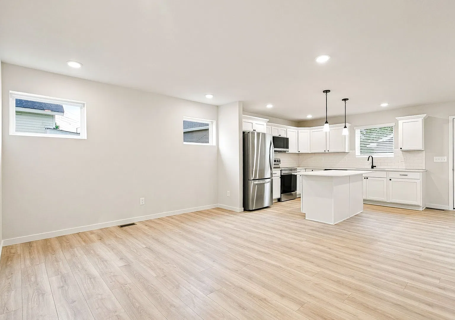 1 Month FREE Rent! Applied to Your First Full Month. Terms & Conditions Apply. — Photo 3