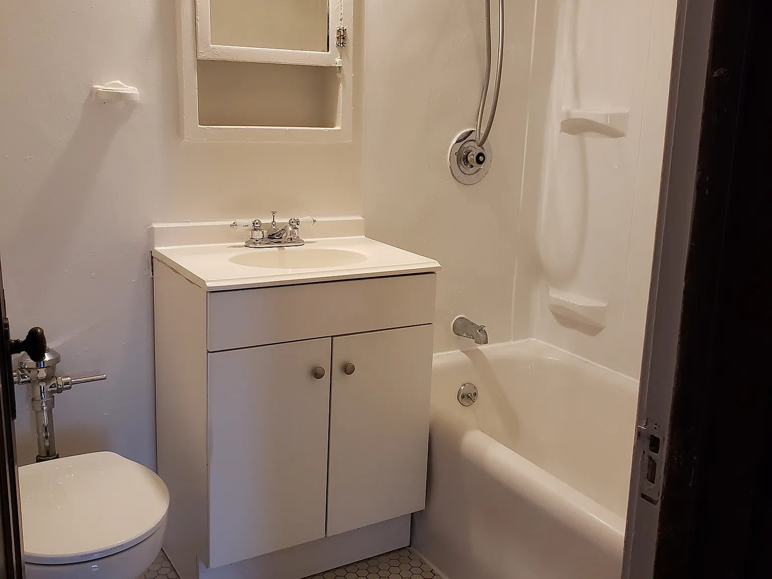 1 bed, 1.0 bath, $875 — Photo 2