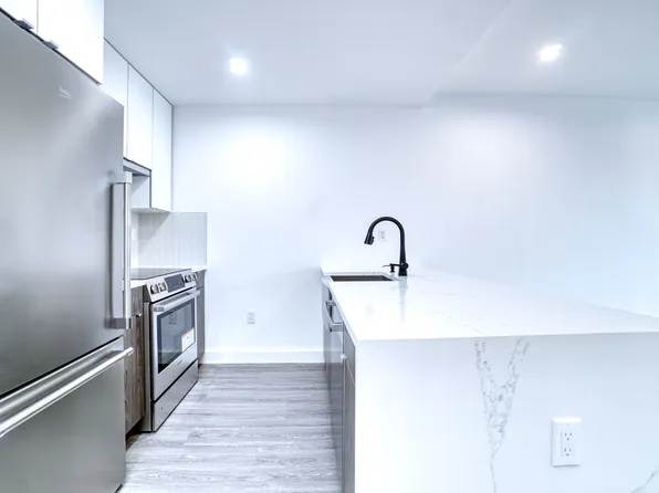 46-40 Vernon Boulevard image 6 of 14