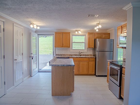 5th image of 102 Windmere St