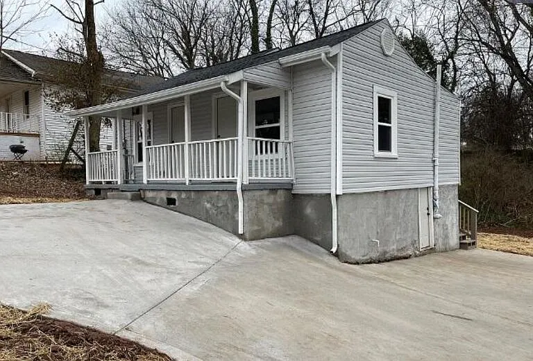 1308 Iredell Ave — Photo 3