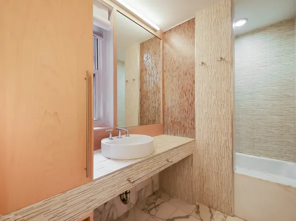 227 East 57th Street image 10 of 13