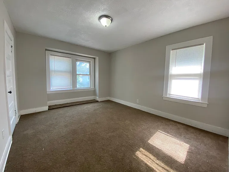 10721 Columbia Ave — Photo 7