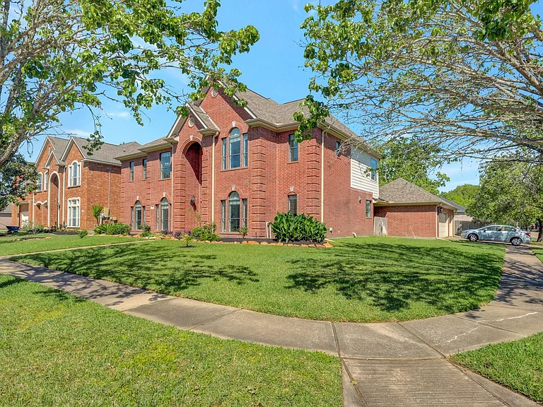 301 Winding Oak Ln S — Photo 2