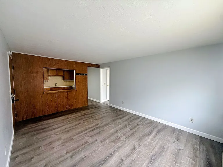 2000 Woodlawn Ave NW — Photo 3