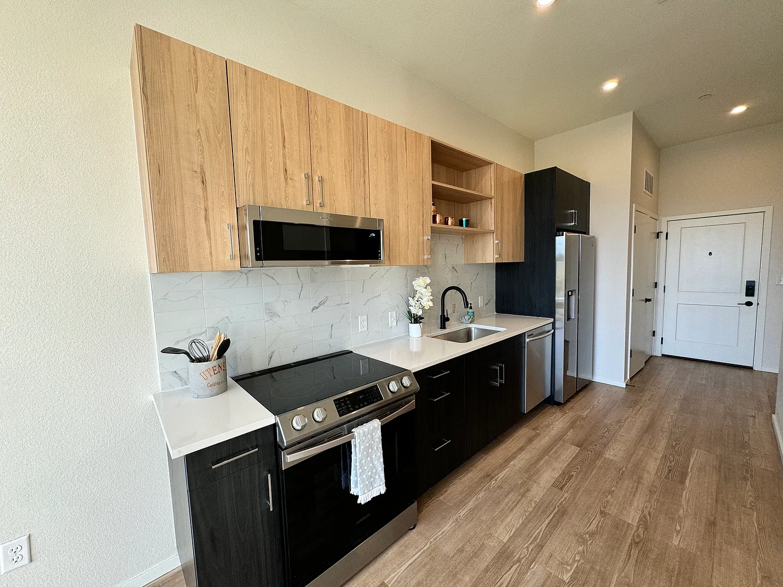 1 bed, 571 sqft, $1,566 — Photo 2