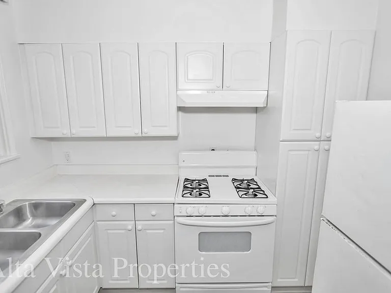 855 Emerald St — Photo 4
