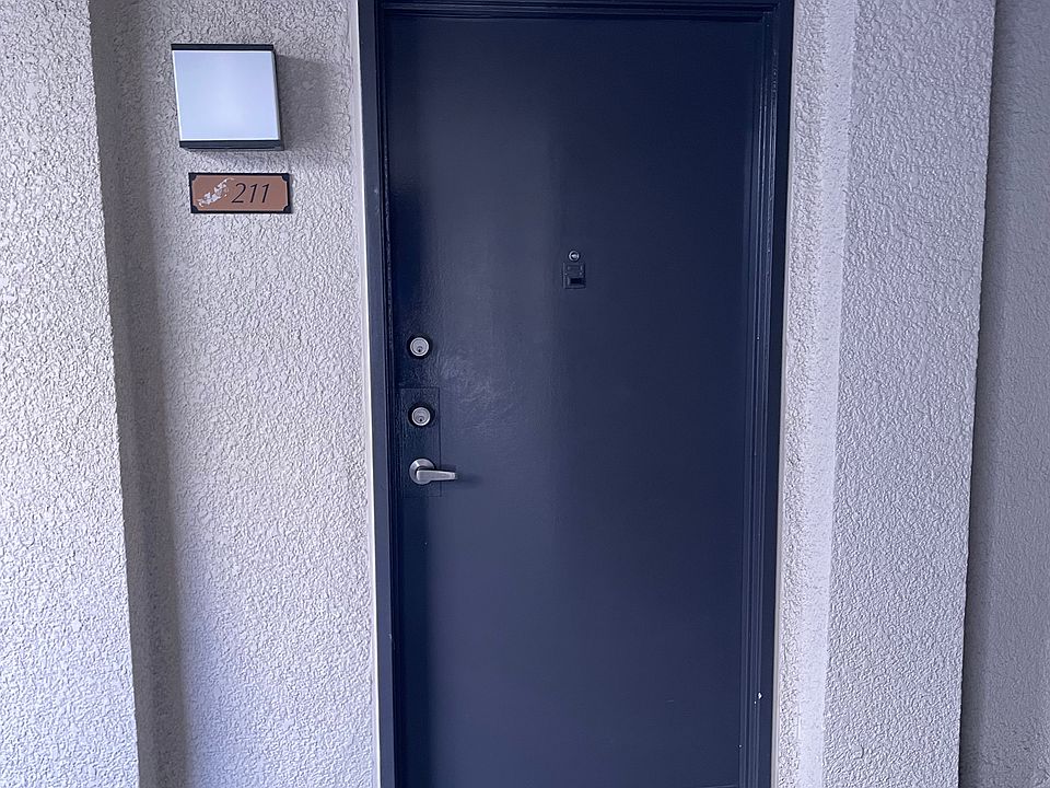 1st image of 5500 Owensmouth Ave APT 211