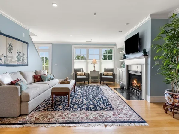 39 Intrepid Cir APT 302, Marblehead, MA 01945