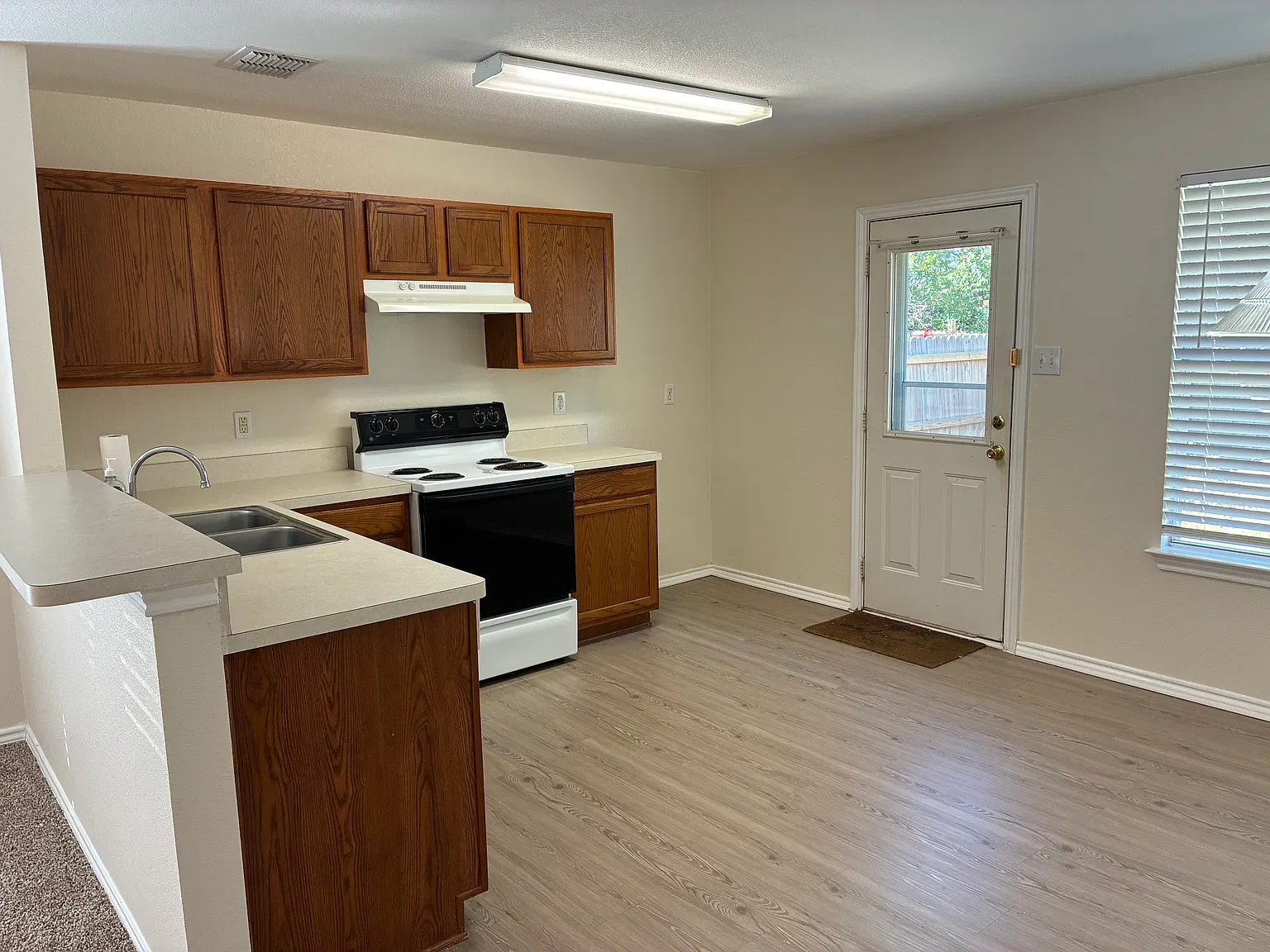 3 bed, 1464 sqft, $1,900 — Photo 3