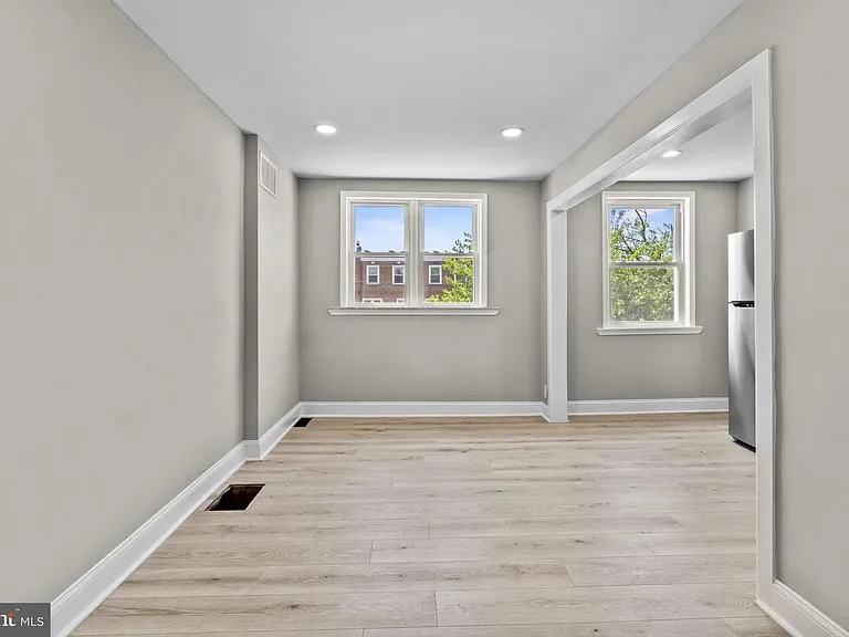 1072 Tremont Dr — Photo 5