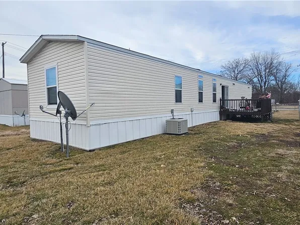 121 E 6th St, Saint Elmo, IL 62458