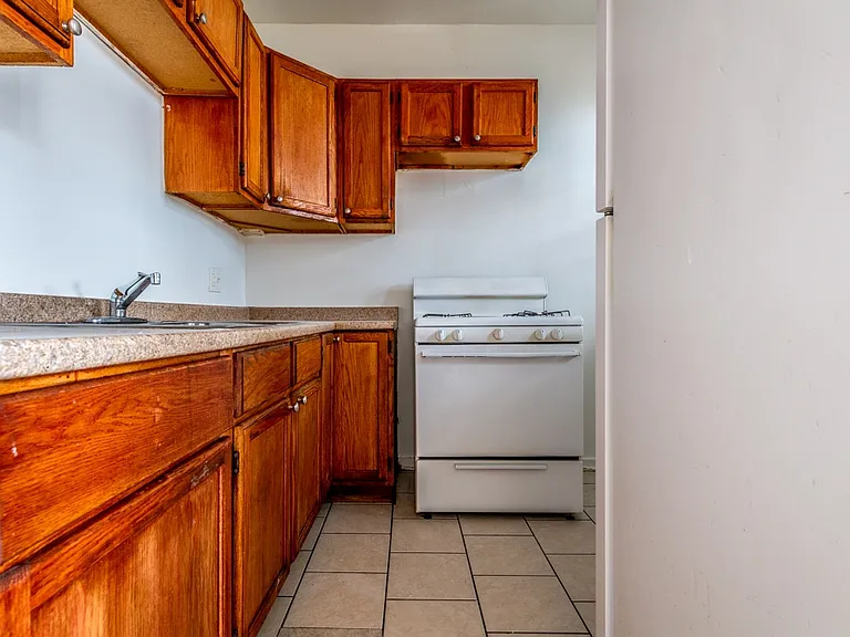6829 S King Dr — Photo 3