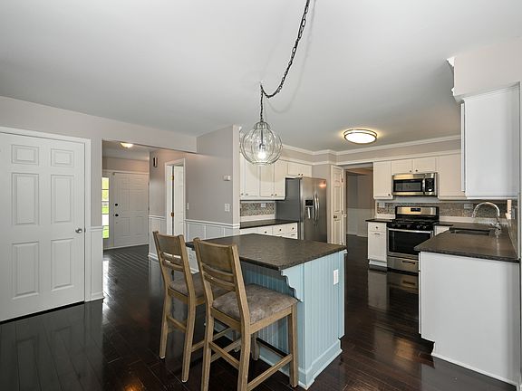 3rd image of 756 Pinehurst Ct