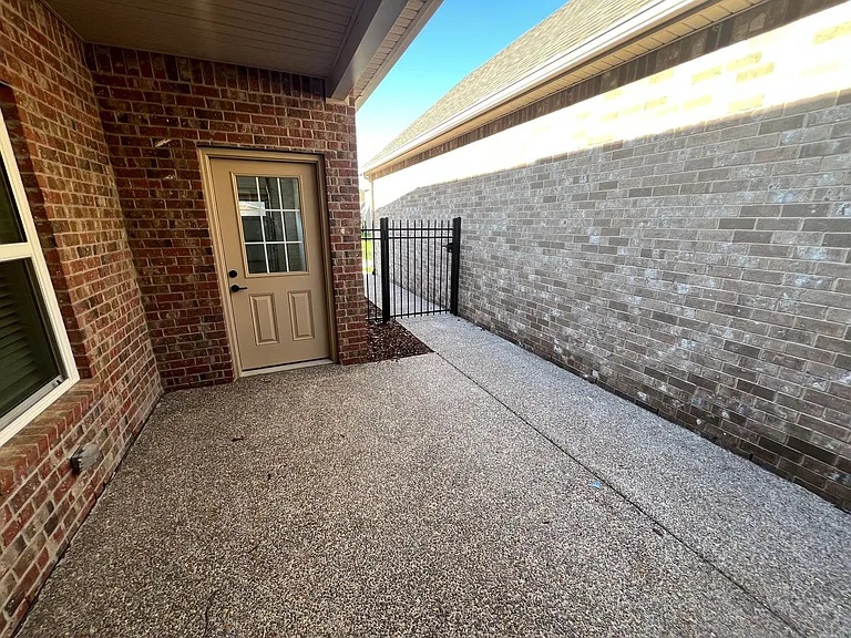 9030 Headwaters Dr — Photo 2